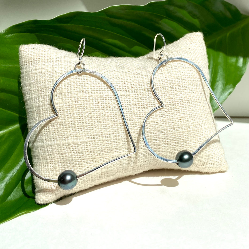 Silver heart earrings with Tahitian pearl